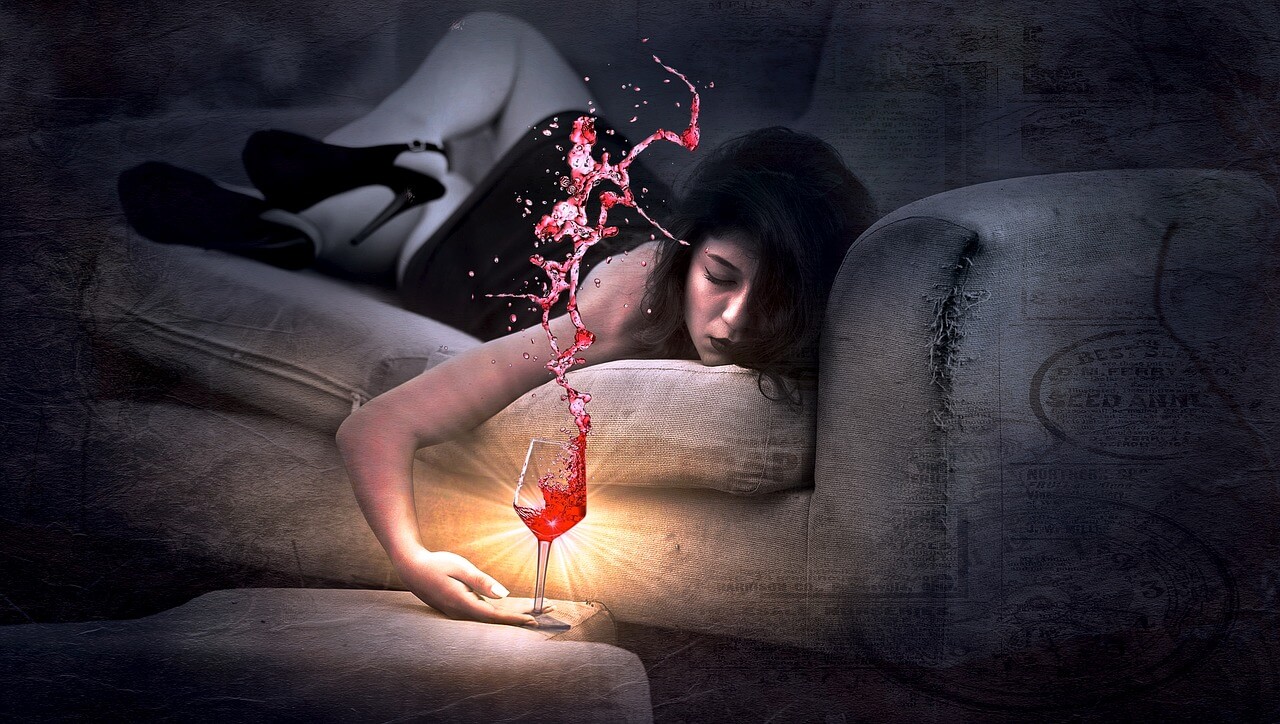 Imagen de una mujer con una copa de vino en la mano